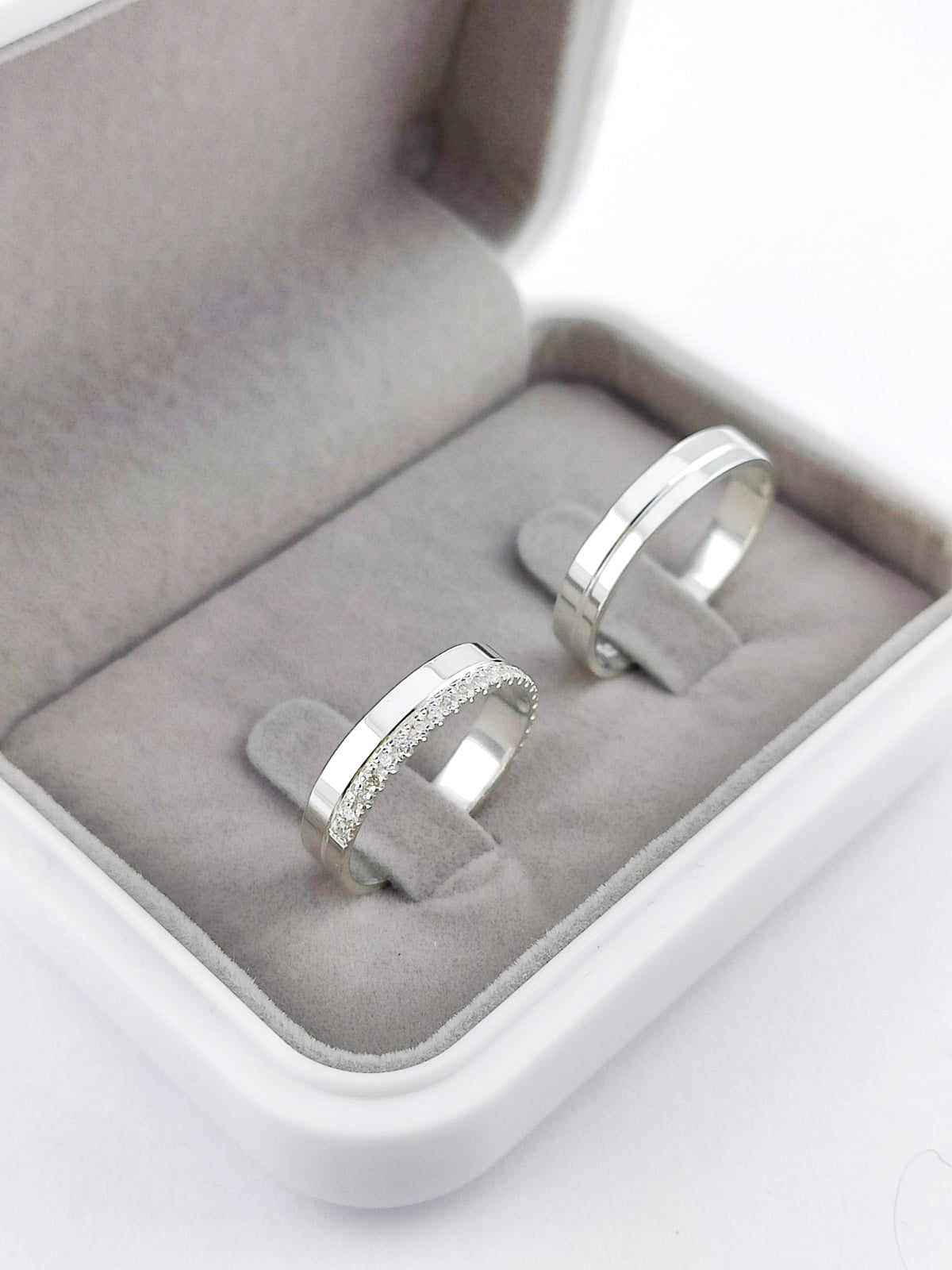 Par Aliança Prata 925 com 4 mm Cravejada Friso