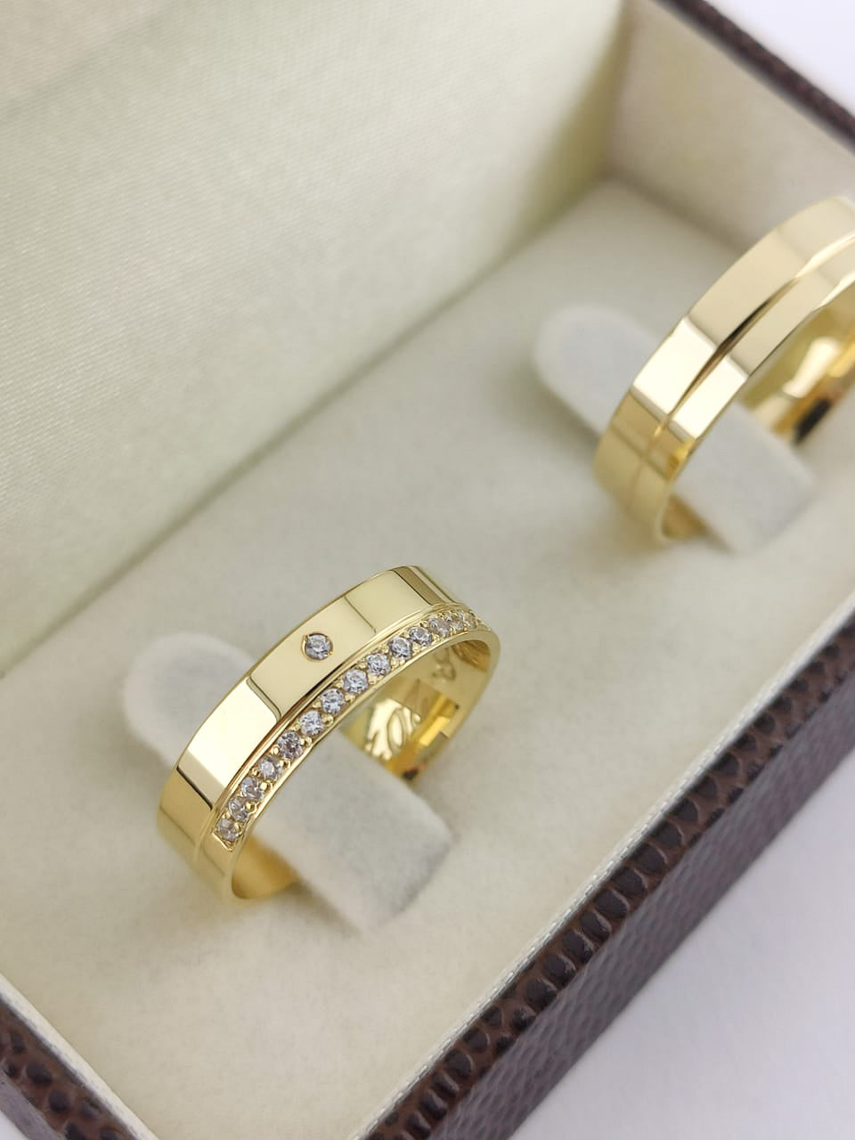 Par Aliança Ouro Amarelo e Diamantes Friso Central 5 mm