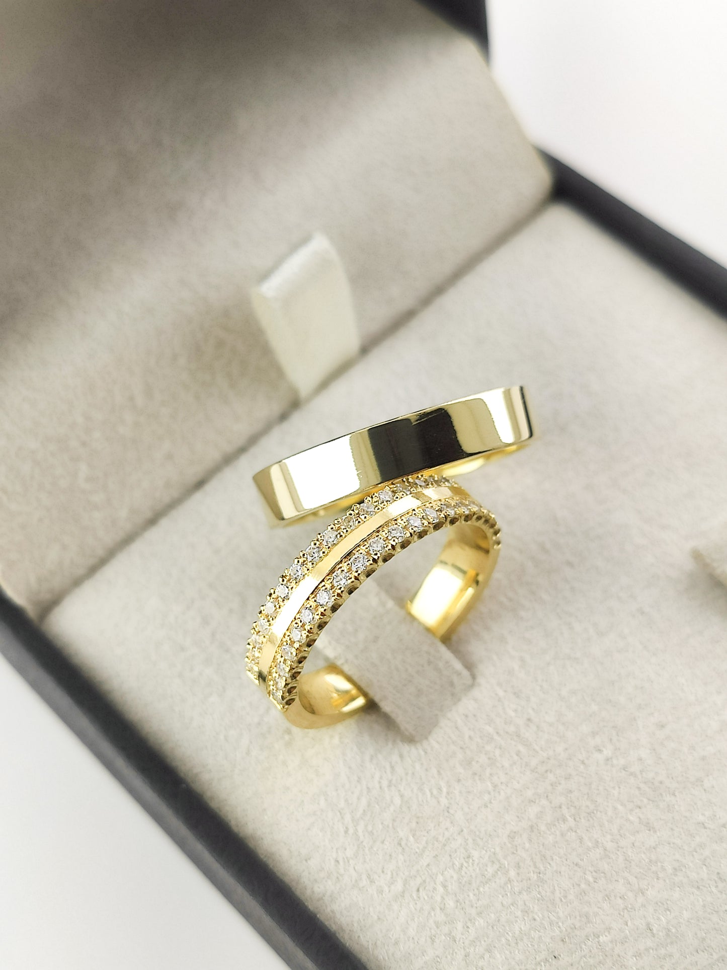 Par Aliança Ouro Amarelo e Diamantes Esgrifada 5mm