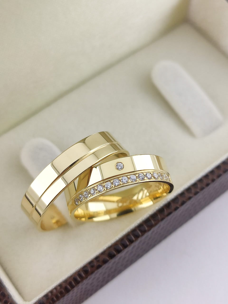 Par Aliança Ouro Amarelo e Diamantes Friso Central 5 mm