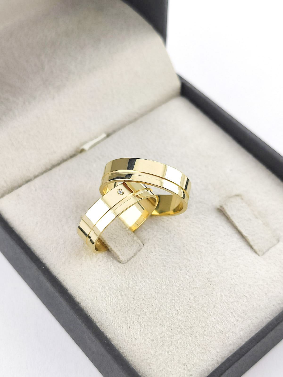 Par Aliança Ouro Amarelo e Diamante Friso 5 mm