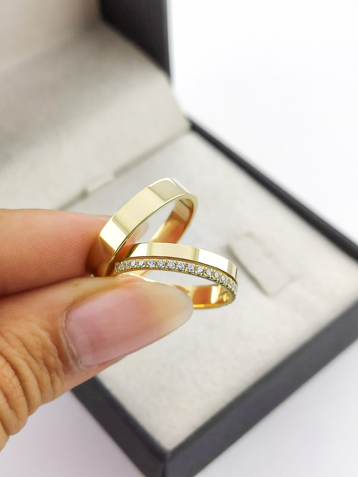 Par Aliança Ouro Amarelo e Diamantes 4 mm