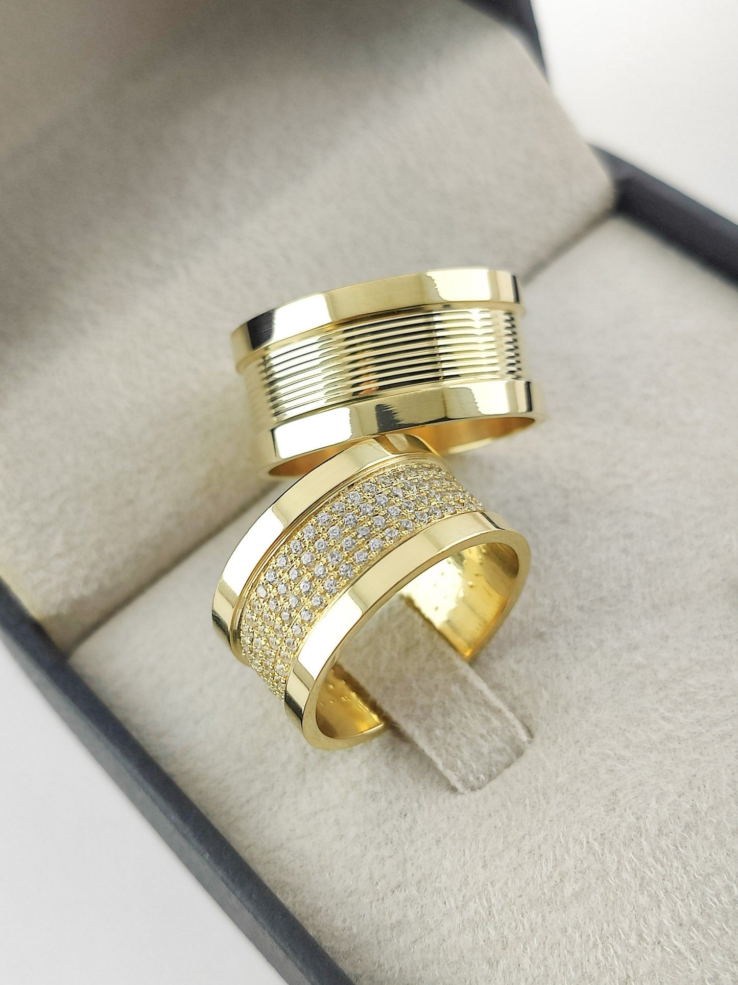 Par Aliança Ouro Amarelo e Diamantes Troya 10 mm