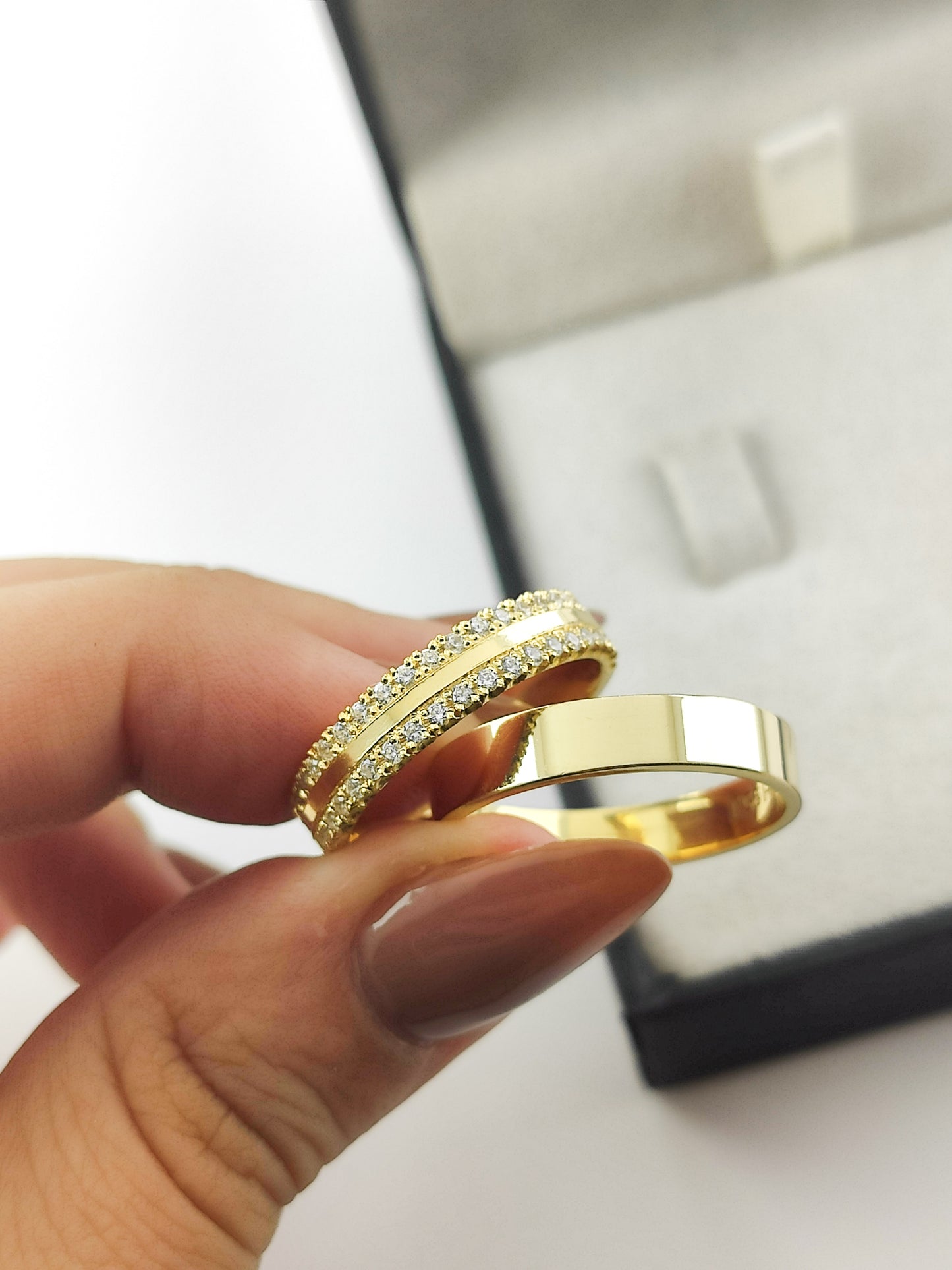 Par Aliança Ouro Amarelo e Diamantes Esgrifada 5mm