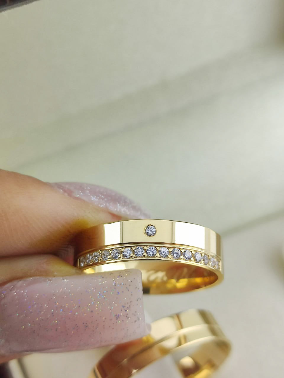 Par Aliança Ouro Amarelo e Diamantes Friso Central 5 mm