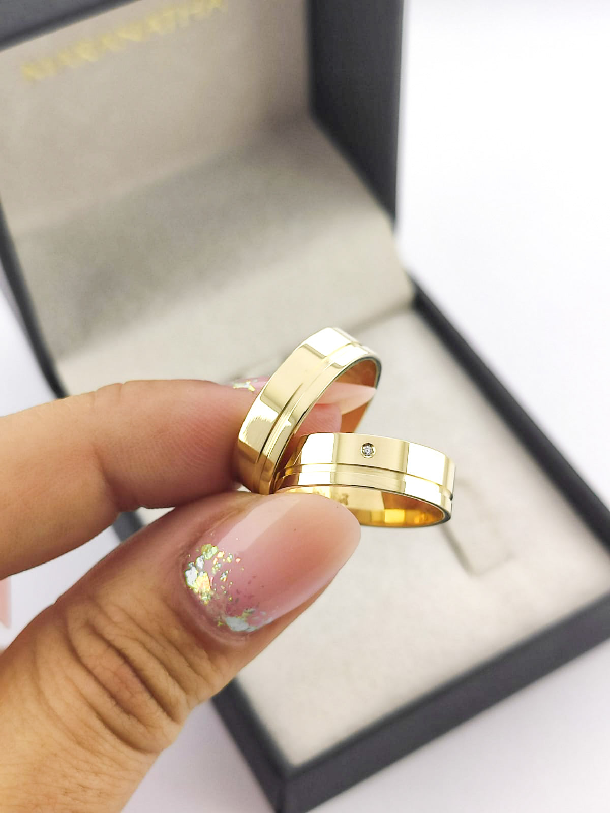 Par Aliança Ouro Amarelo e Diamante Friso 5 mm