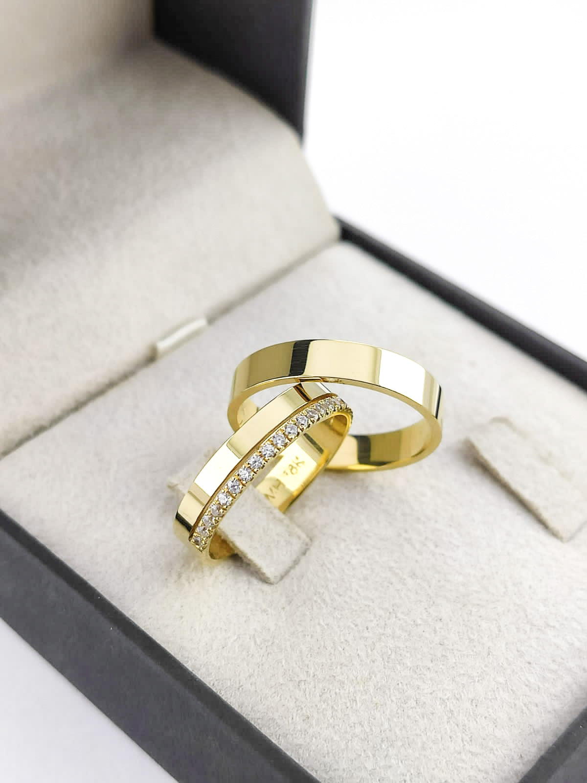 Par Aliança Ouro Amarelo e Diamantes 4 mm