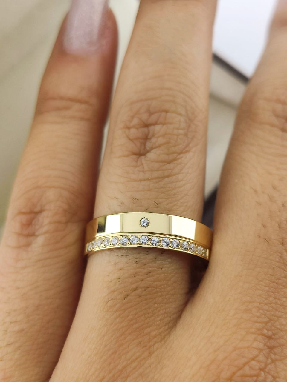 Par Aliança Ouro Amarelo e Diamantes Friso Central 5 mm