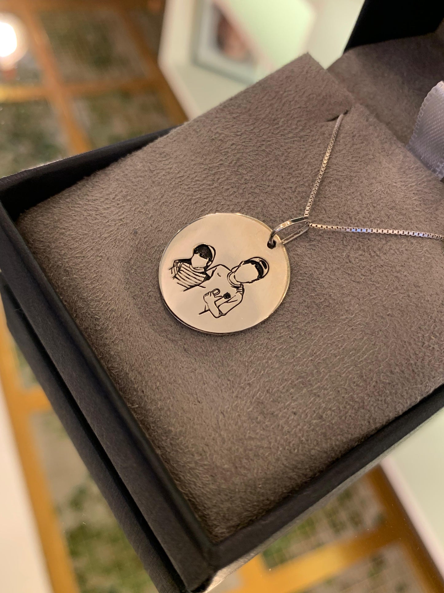 Colar com Pingente Redondo Prata 925  Personalização a Laser Traços de Afeto