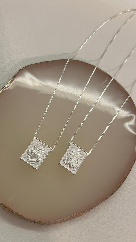 Colar escapulário Prata 925 Relevo Quadrado Lateral Vasada