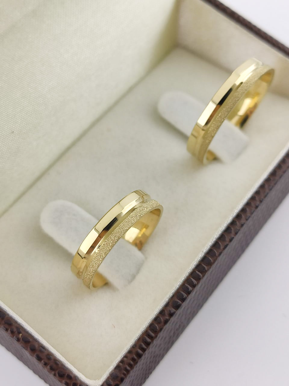 Aliança Ouro Amarelo Diamantada com Friso Central 4 mm