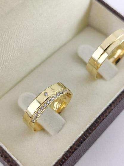 Par Aliança Ouro Amarelo e Diamantes Friso Central 5 mm