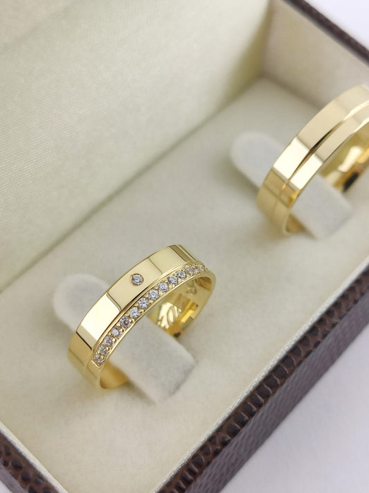 Par Aliança Ouro Amarelo e Diamantes Friso Central 5 mm