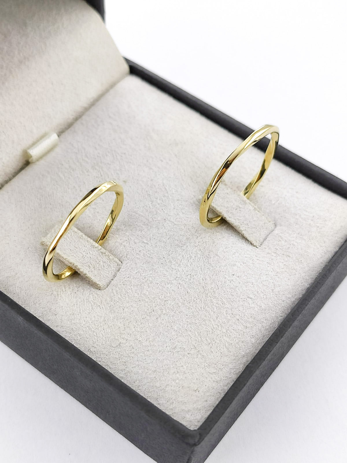Aliança Ouro Amarelo Torcida 1.5 mm