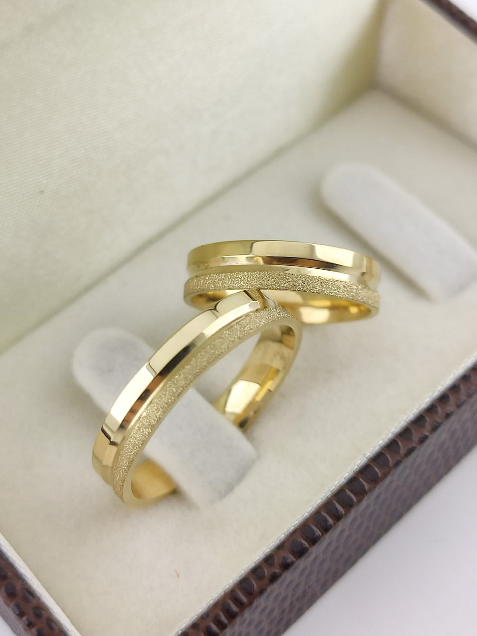 Aliança Ouro Amarelo Diamantada com Friso Central 4 mm