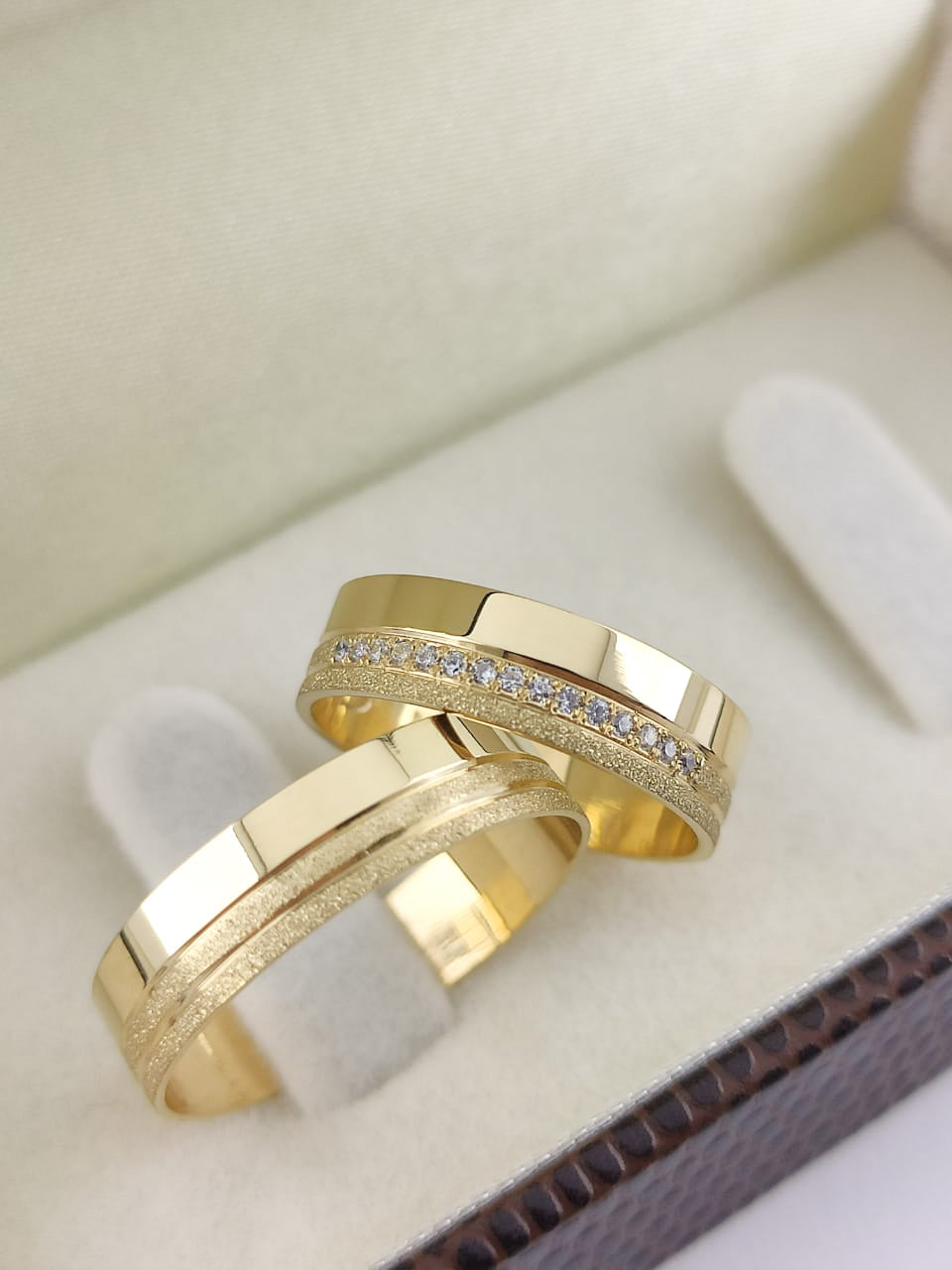 Par Aliança Ouro Amarelo e Diamantes Diamantada Frisos 5 mm