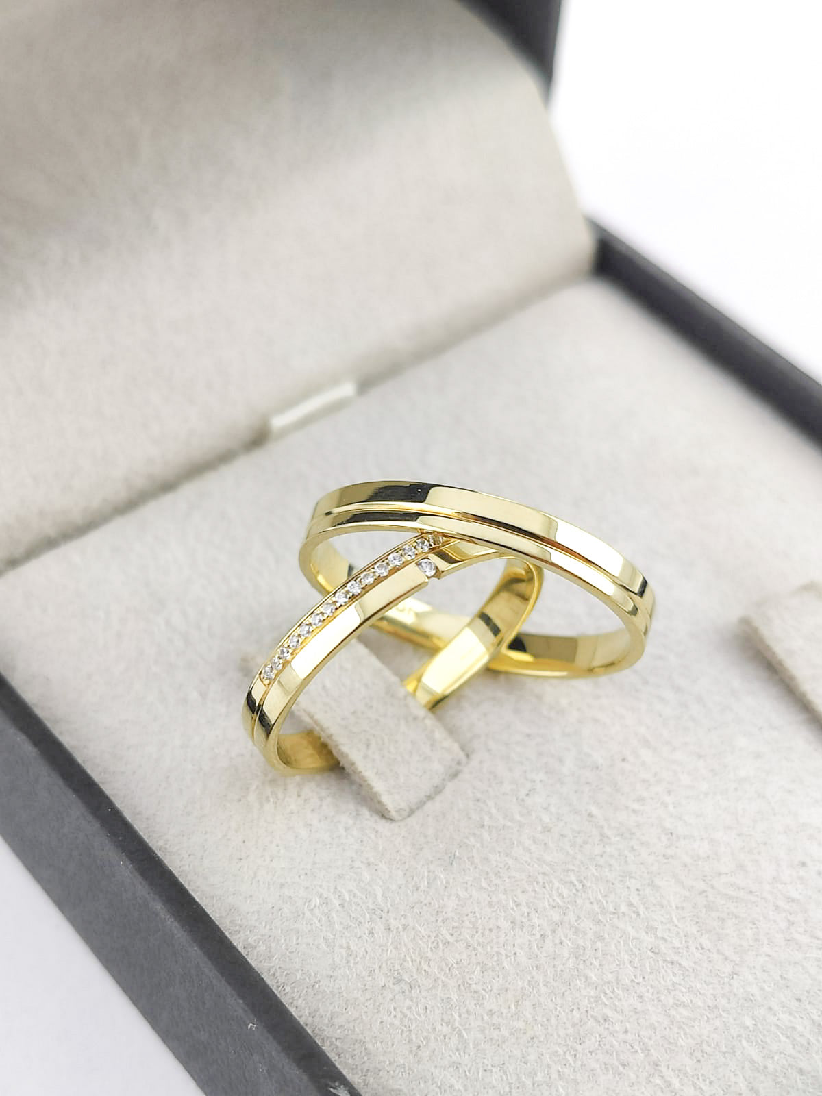 Par Aliança Ouro Amarelo e Diamantes Friso Central 3 mm