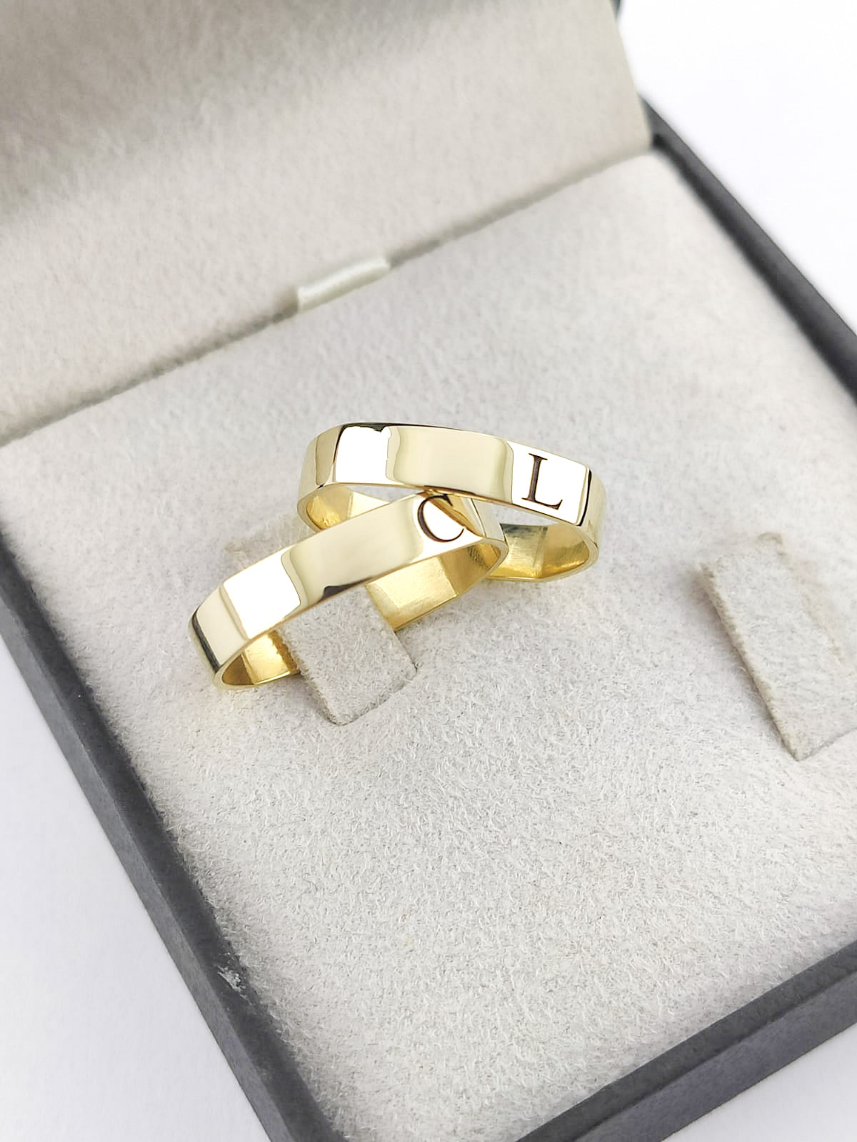 Aliança Ouro Amarelo Letra Inicial 4 mm