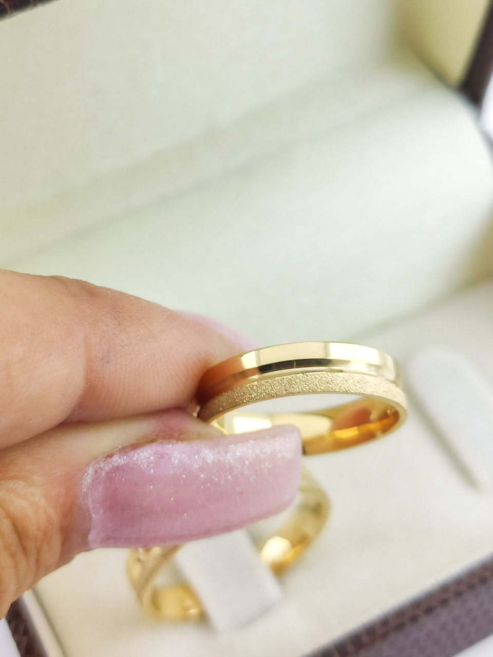Aliança Ouro Amarelo Diamantada com Friso Central 4 mm