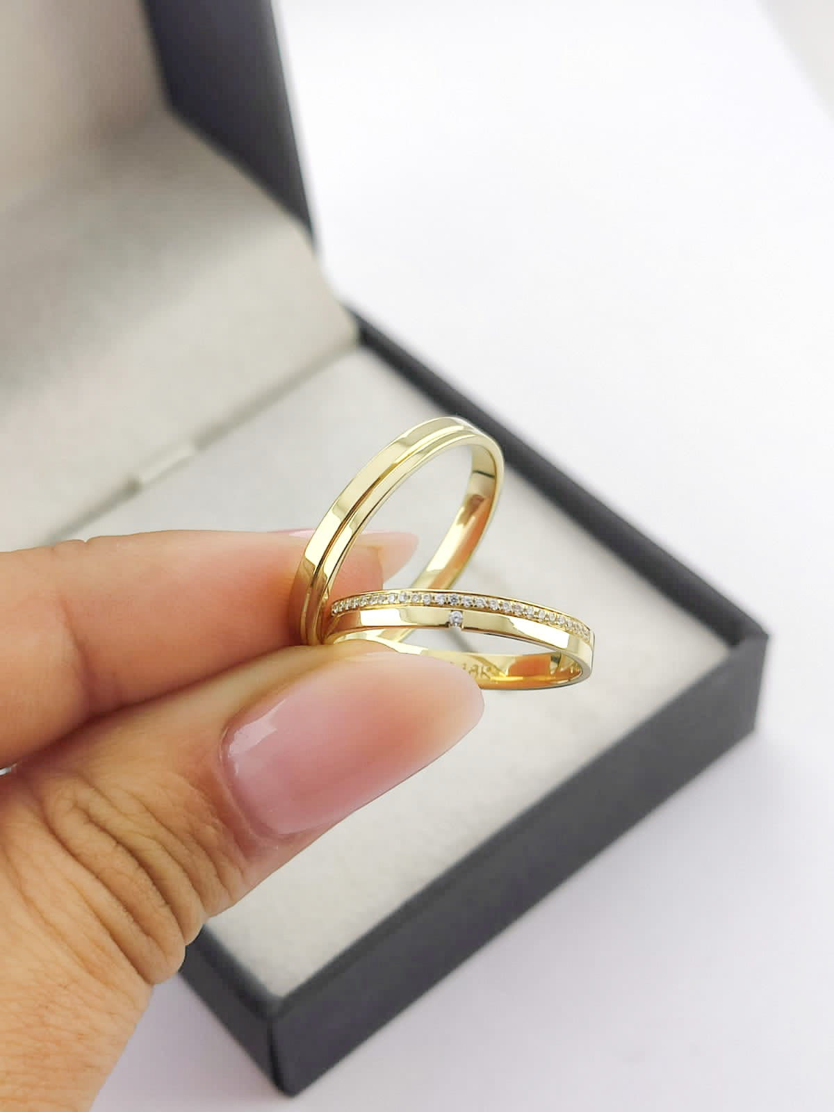 Par Aliança Ouro Amarelo e Diamantes Friso Central 3 mm
