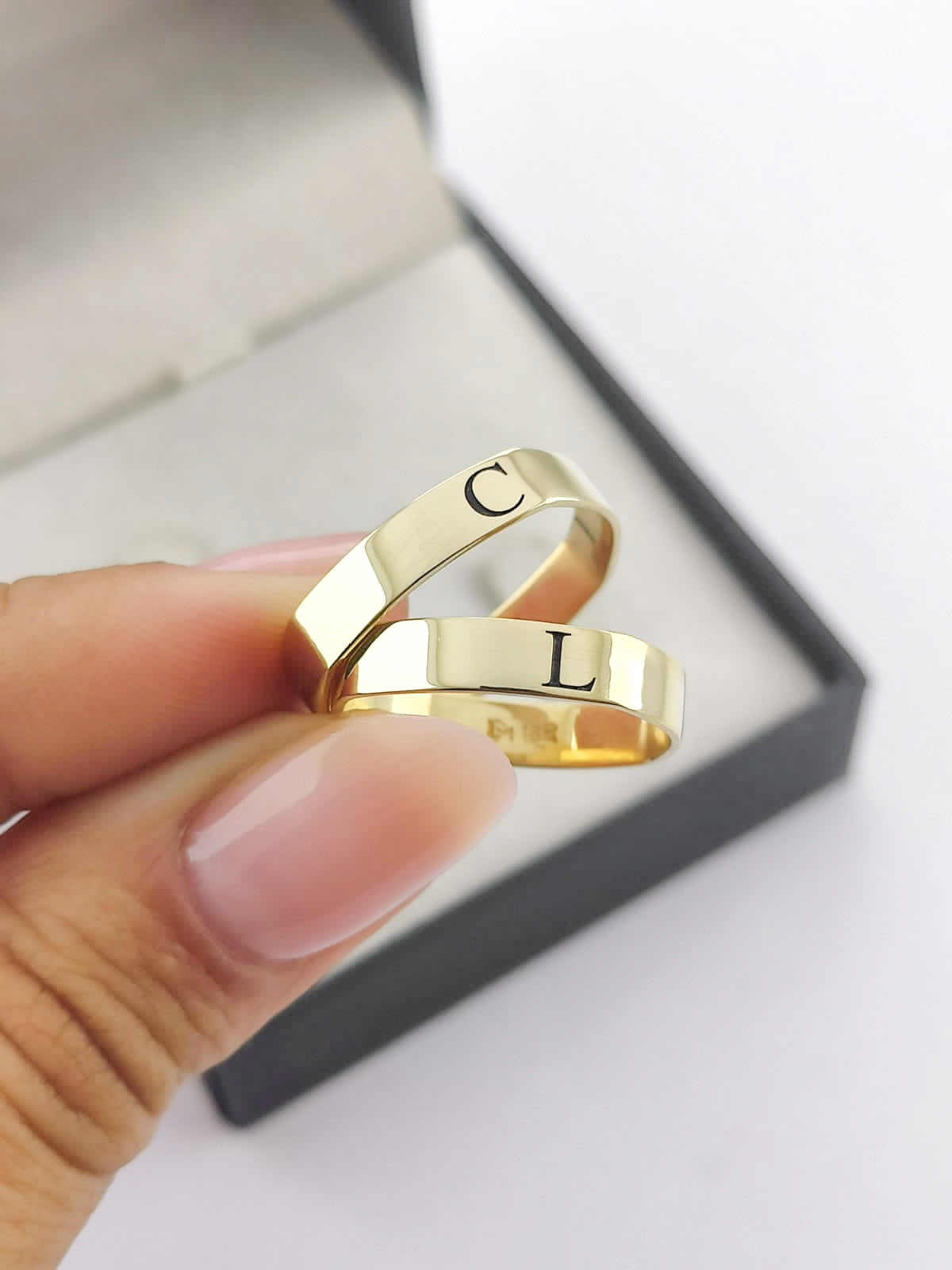 Aliança Ouro Amarelo Letra Inicial 4 mm