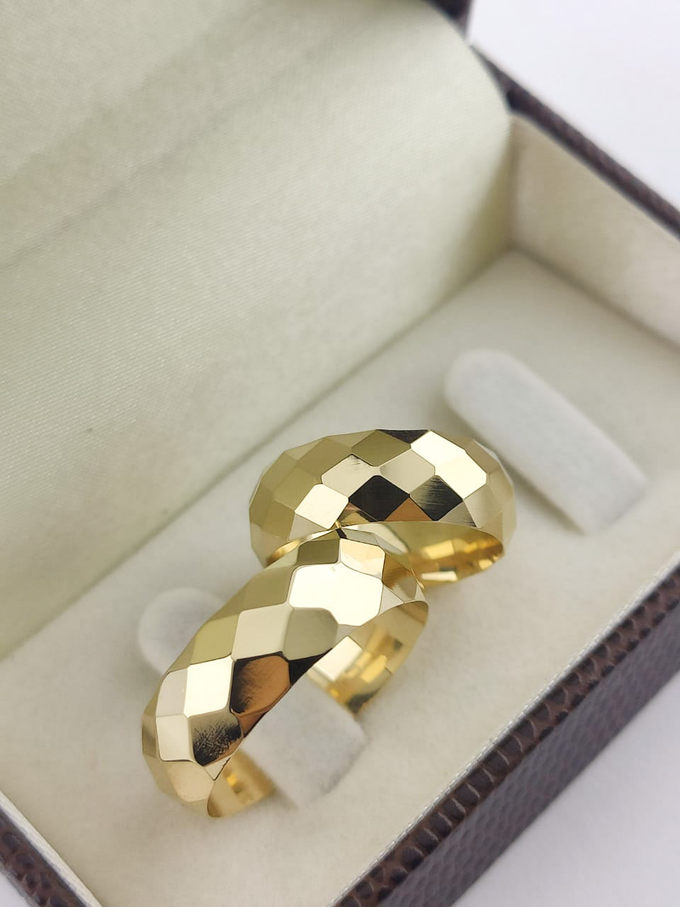 Aliança Ouro Amarelo Facetada 8 mm