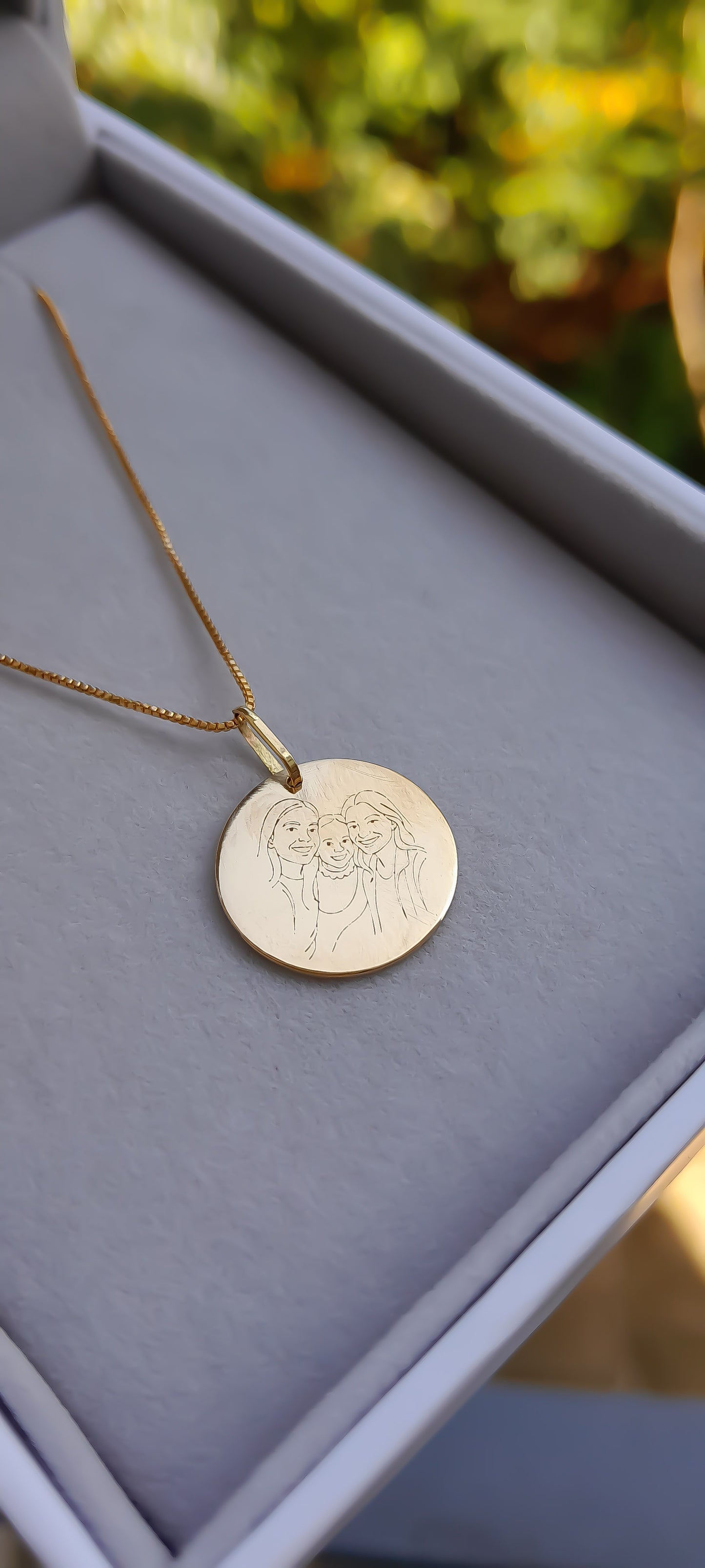 Colar com Pingente Redondo Ouro 18K Personalização a Laser Traços de Afeto